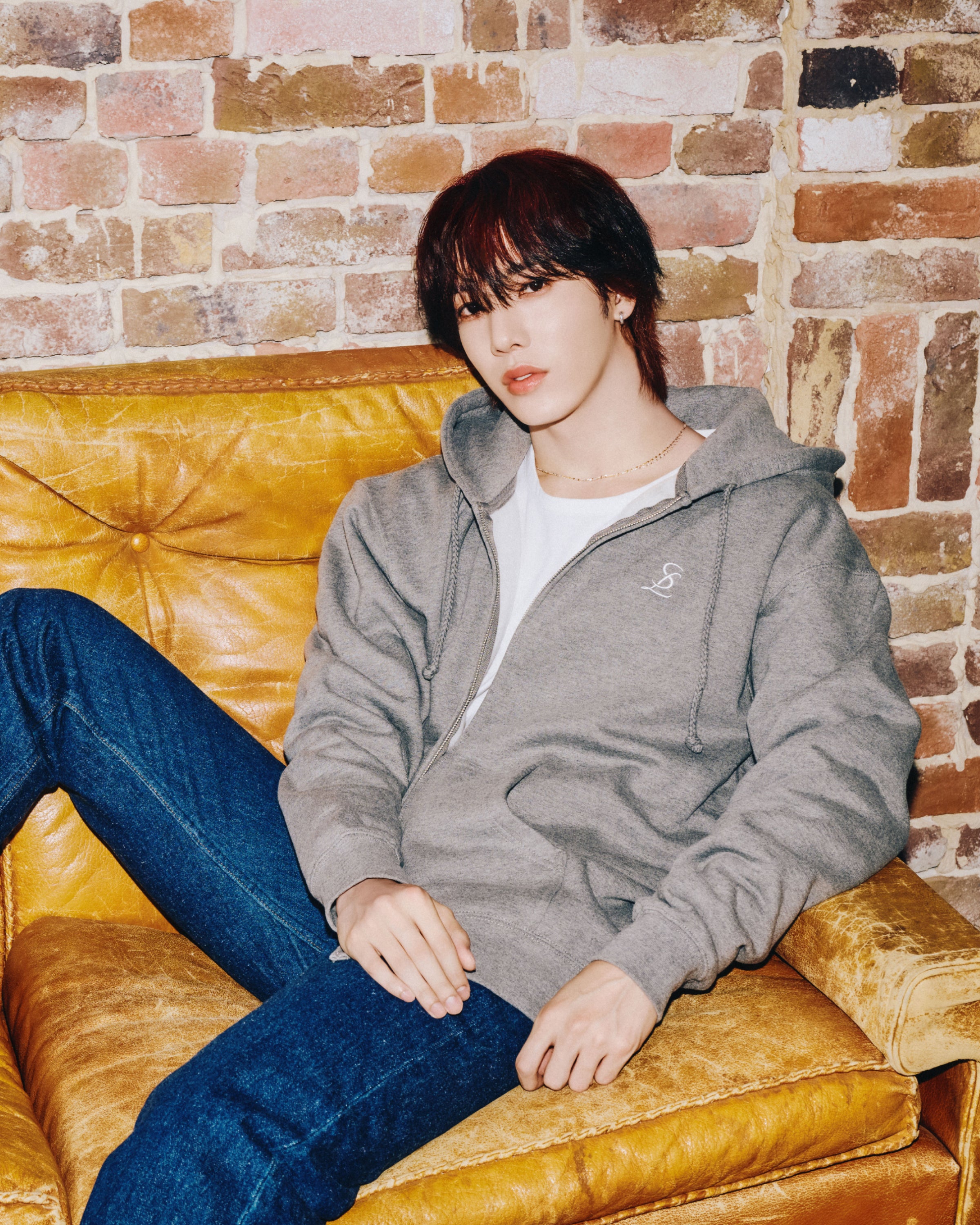 Logo zip-up hoodie / Heather Gray