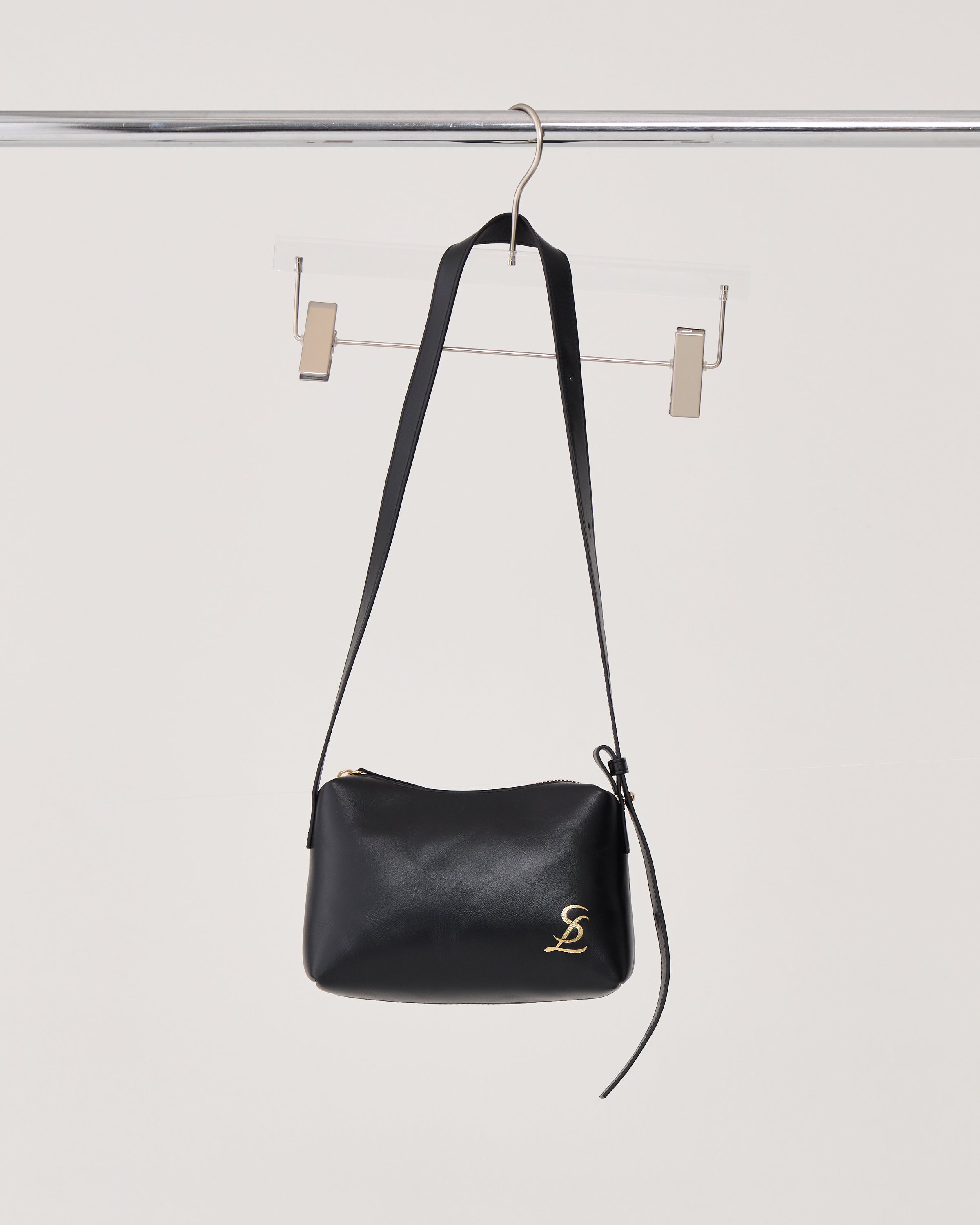 n.ssignカズタSULA黒 レザー ショルダーバッグ Curve leather bag | SULA