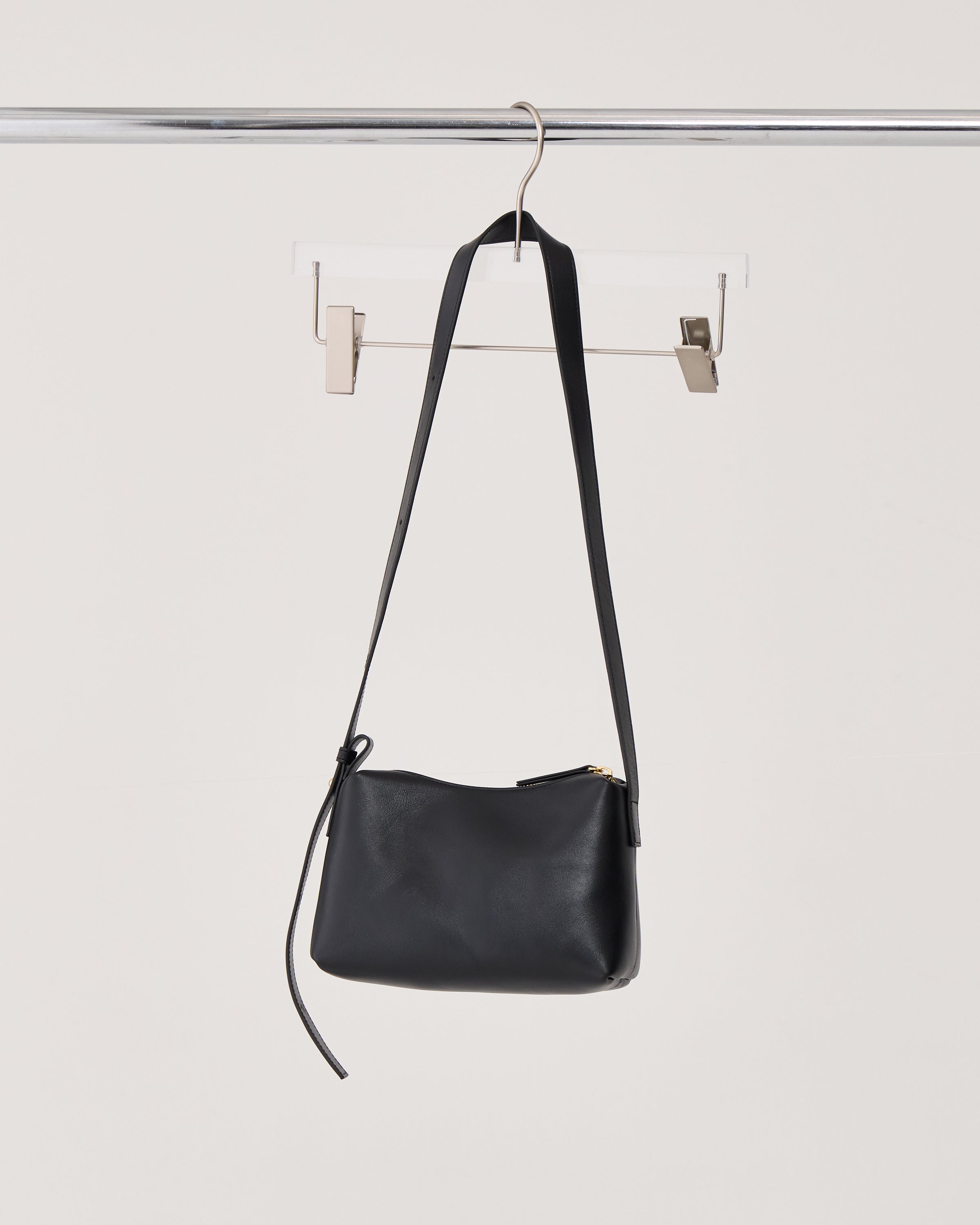 n.ssignカズタSULA黒 レザー ショルダーバッグ n.ssignカズタSULA黒 レザー ショルダーバッグ Curve leather bag | SULA